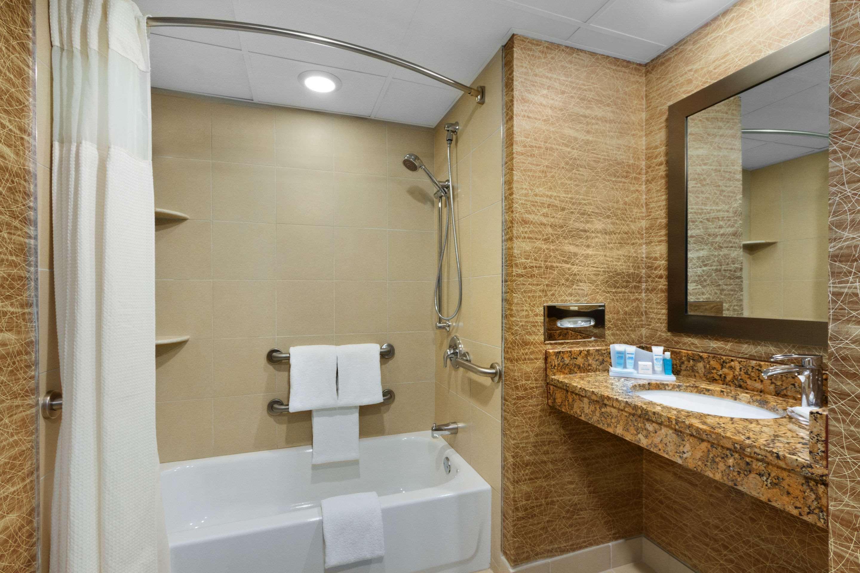 Comfort Inn & Suites Glen Mills - West Chester Dış mekan fotoğraf