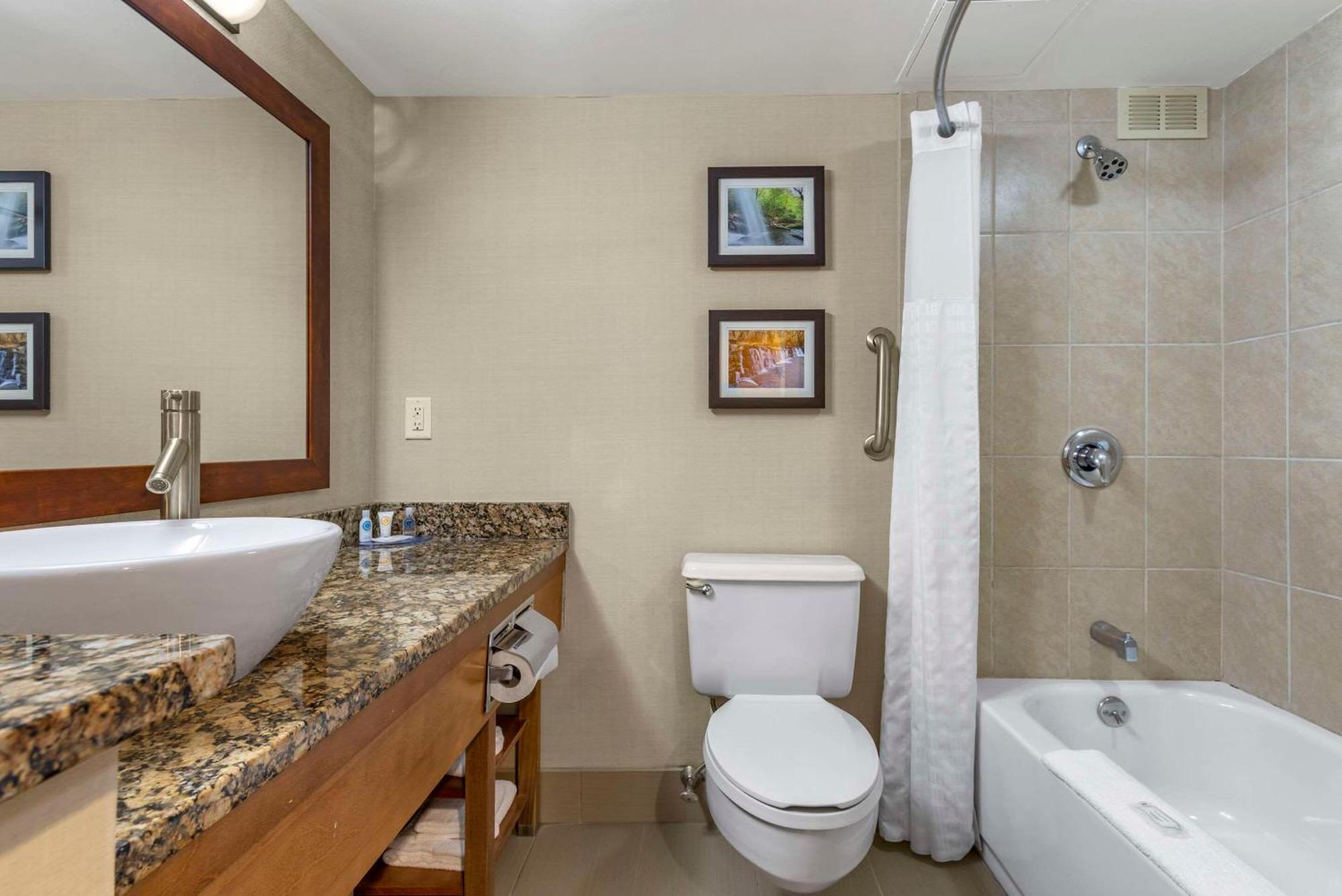 Comfort Inn & Suites Glen Mills - West Chester Dış mekan fotoğraf