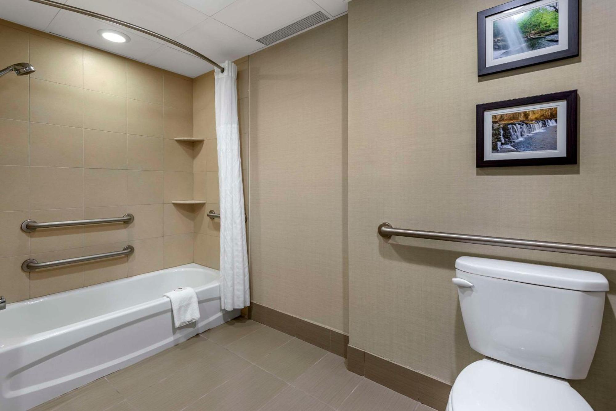 Comfort Inn & Suites Glen Mills - West Chester Dış mekan fotoğraf